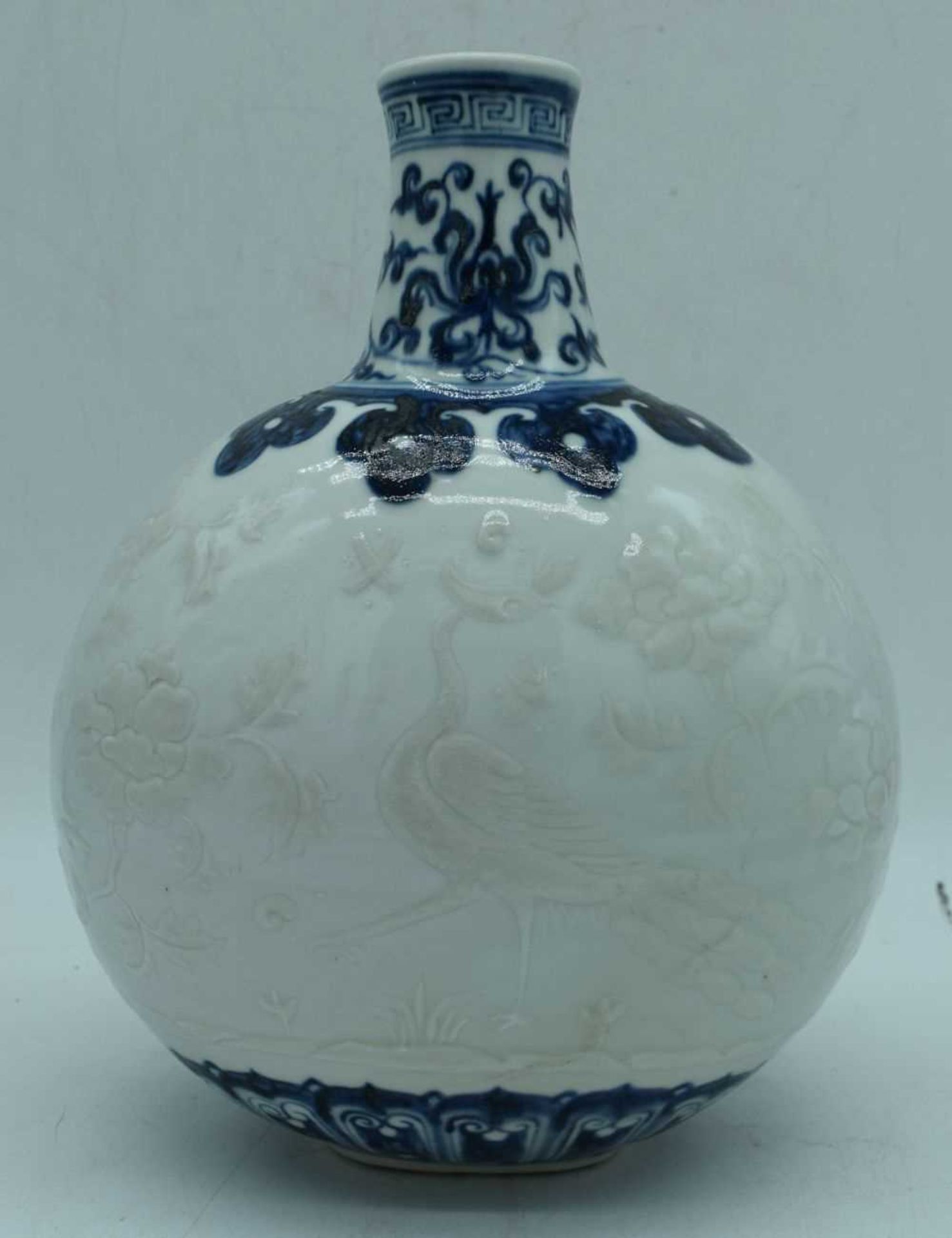 A Chinese porcelain Moon flask decorated in relief with Phoenix and foliage 29 cm. - Image 5 of 10
