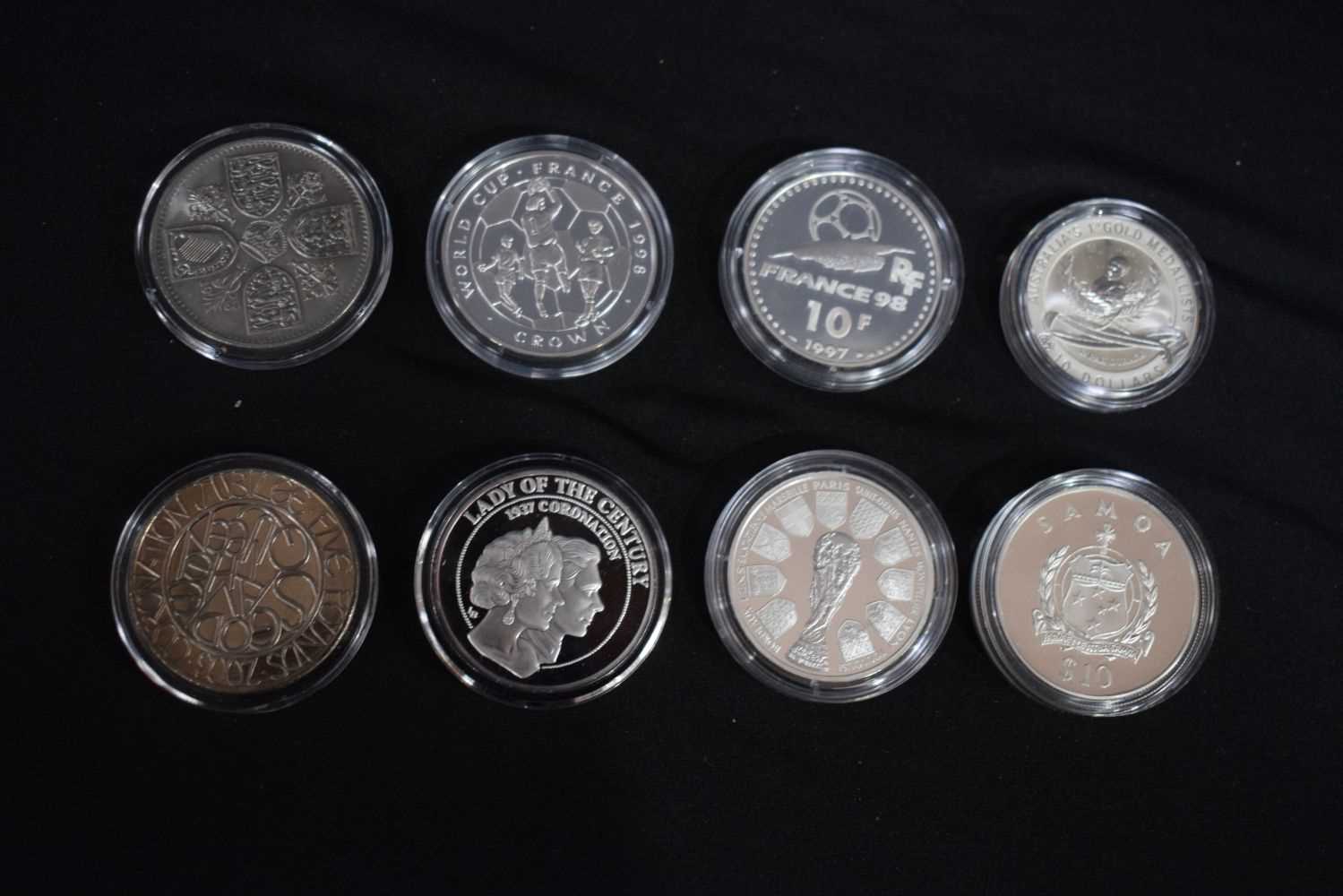 A collection of commemorative coins 8 x £5 - 2 x 1 Crown - 1 x 5 Crown - 1 x 20 Crown - 5 Shilling - Image 8 of 14