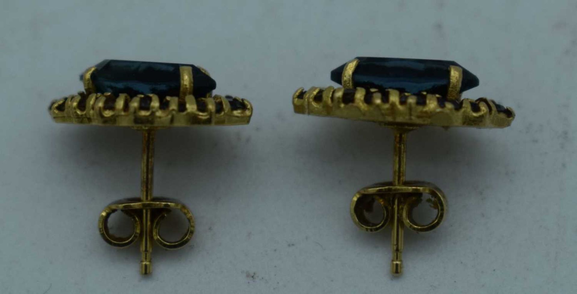 A PAIR OF 18CT GOLD EARRINGS. 3.6 grams. 1.5 cm x 1 cm. - Image 3 of 3