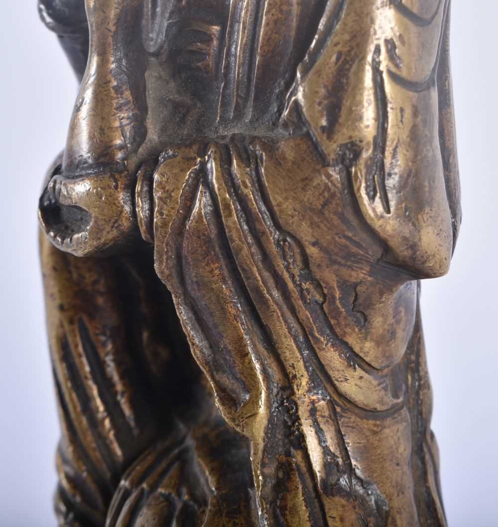 AN 18TH/19TH CENTURY CHINESE BRONZE FIGURE OF A SEATED IMMORTAL Qianlong/Jiaqing, modelled holding a - Image 5 of 11