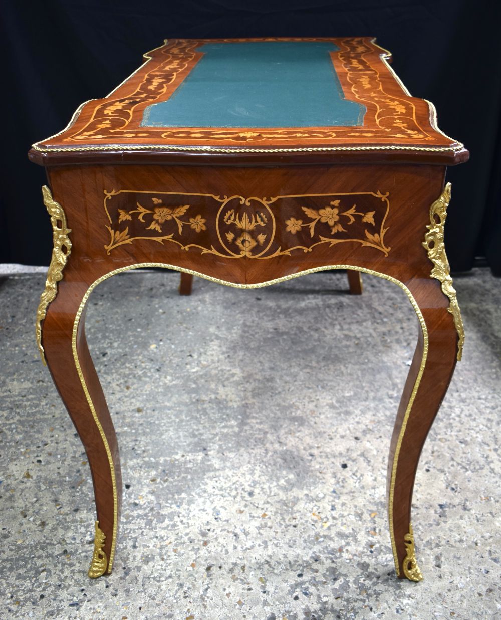 A baroque style inlaid leather topped three drawer writing desk 79 x 122 x 62 cm - Image 11 of 12