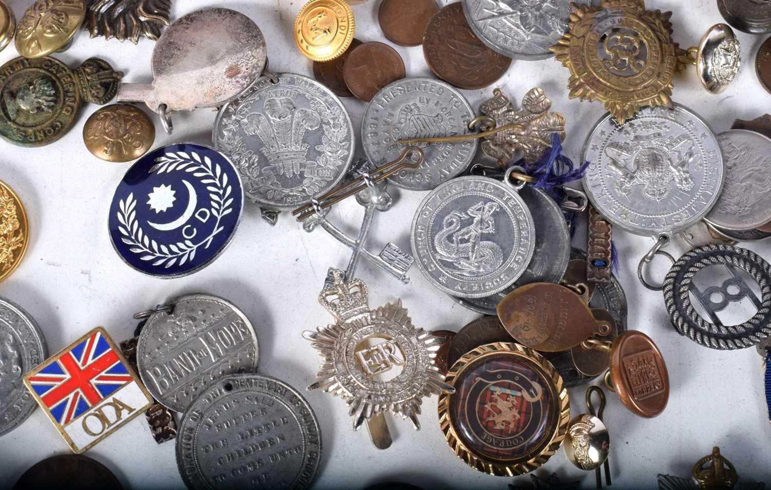 A miscellaneous collection of Military badges,Medallions, plaques,coins etc (Qty). - Image 4 of 10