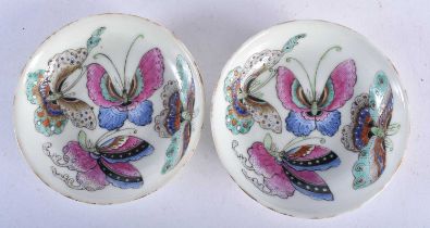 A PAIR OF EARLY 20TH CENTURY CHINESE FAMILLE ROSE BUTTERFLY DISHES Late Qing/Republic. 9 cm