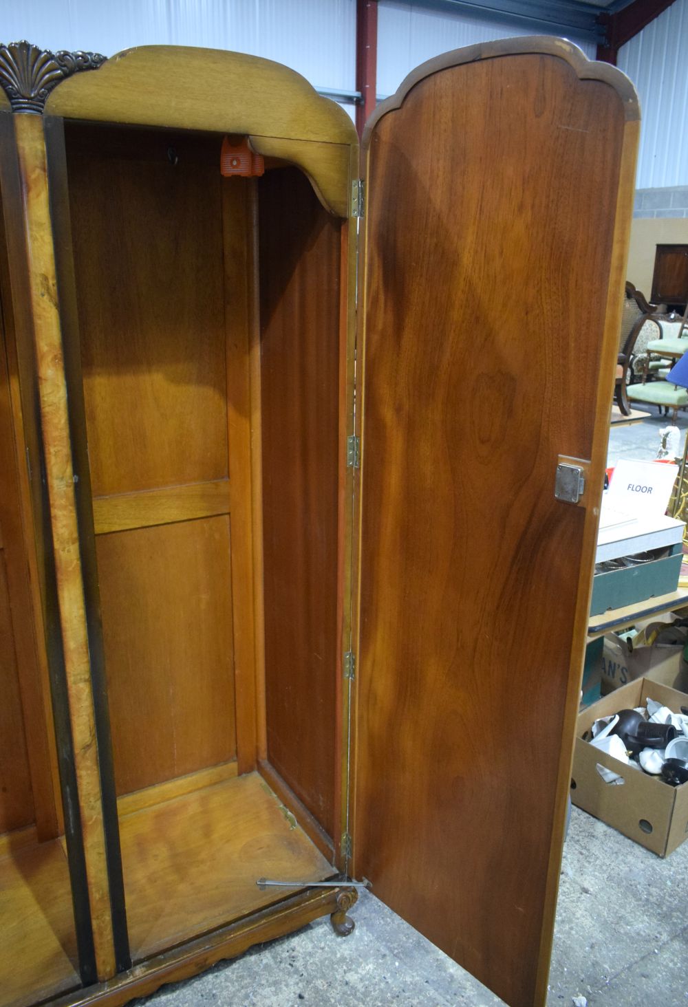 An impressive antique Walnut Burr wardrobe 198 x 120 x 51 cm. - Image 9 of 12