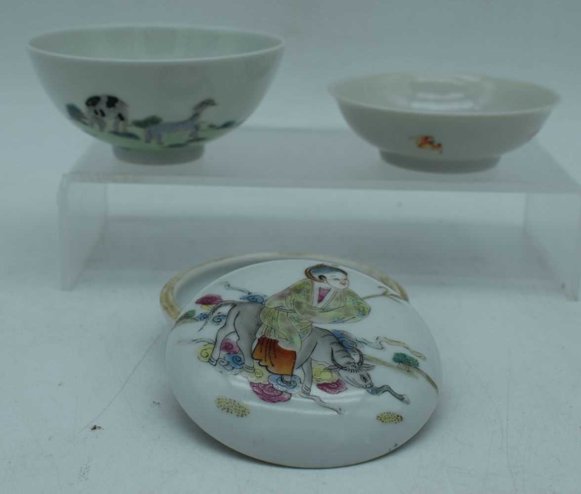 A small Chinese porcelain Famille rose cosmetic pot together with two small bowls 4 x 9 cm. (3) - Image 3 of 8