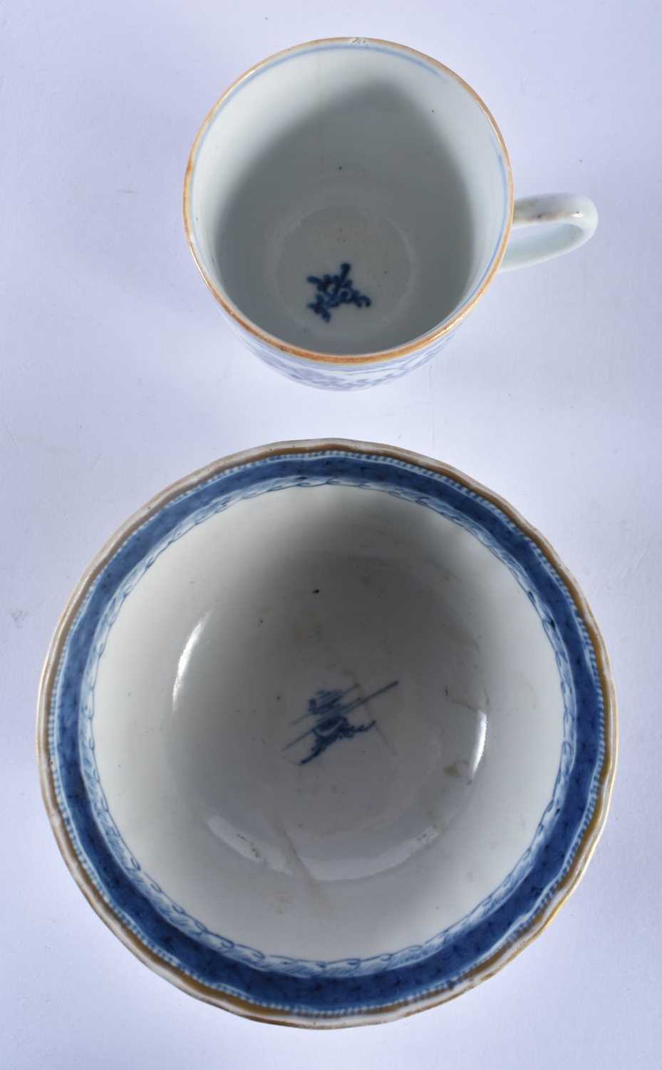 AN EARLY 18TH CENTURY CHINESE BLUE AND WHITE PORCELAIN MUG Qianlong, together with two similar - Image 8 of 9