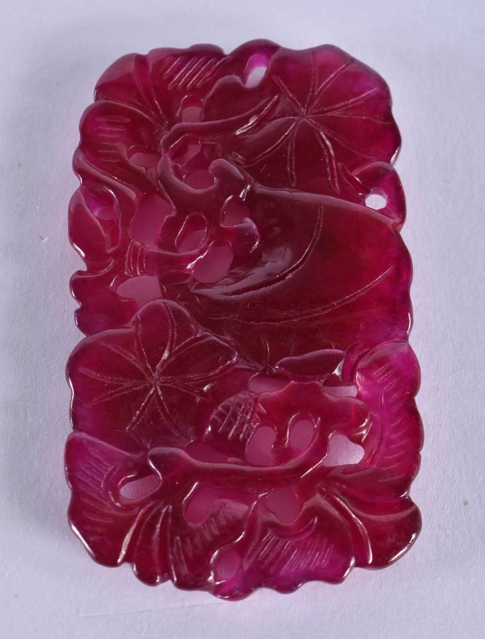 A CHINESE CARVED TOURMALINE PLAQUE 20th Century. 34.9 grams. 4.25cm x 7.25cm. - Image 2 of 3