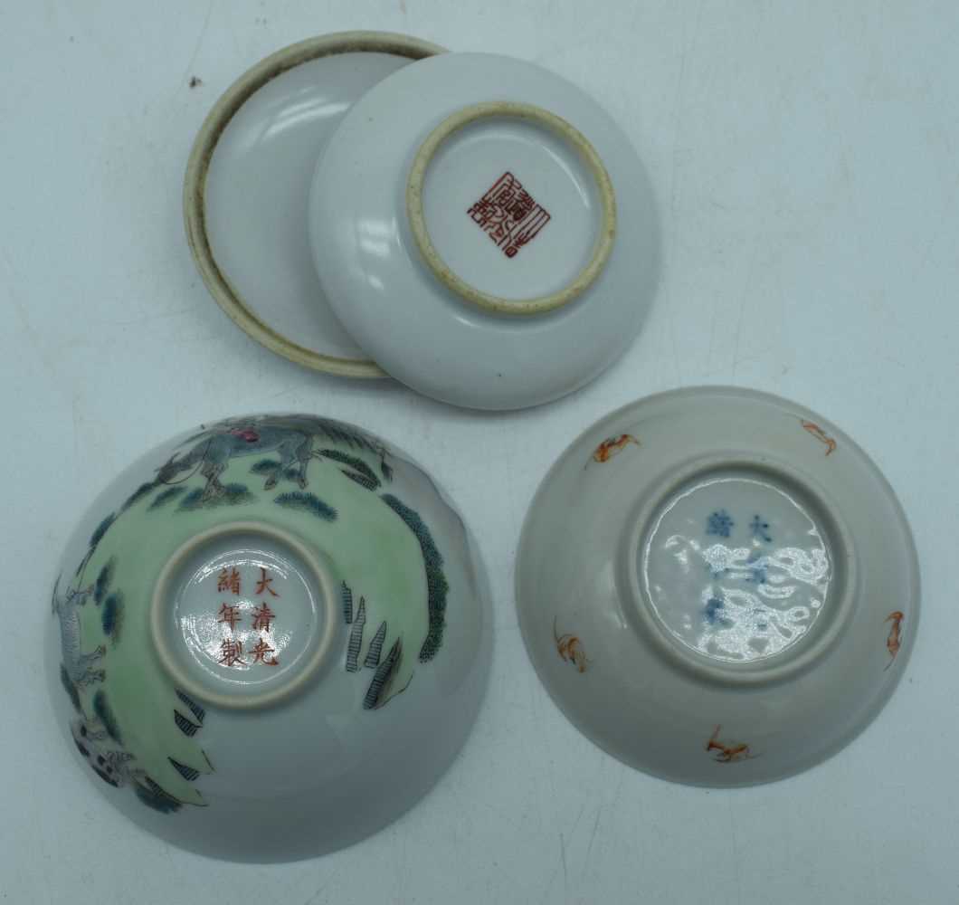 A small Chinese porcelain Famille rose cosmetic pot together with two small bowls 4 x 9 cm. (3) - Image 5 of 8