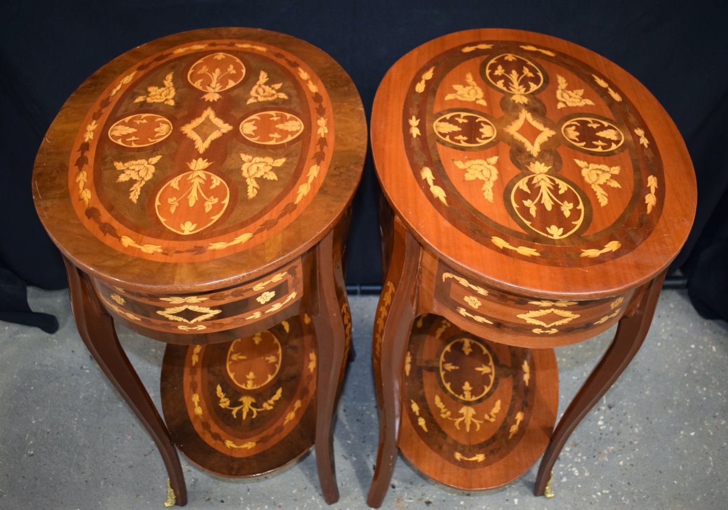 A near pair of Baroque style inlaid Oval side 1 drawer tables 73 x 53 x 40 cm (2) - Image 7 of 8