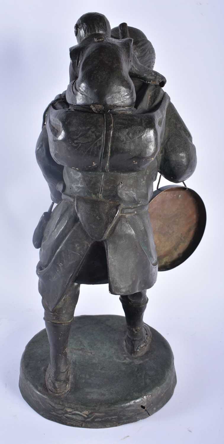 A LARGE 19TH CENTURY JAPANESE MEIJI PERIOD BRONZE OKIMONO DINNER GONG modelled as a male with a - Image 4 of 6