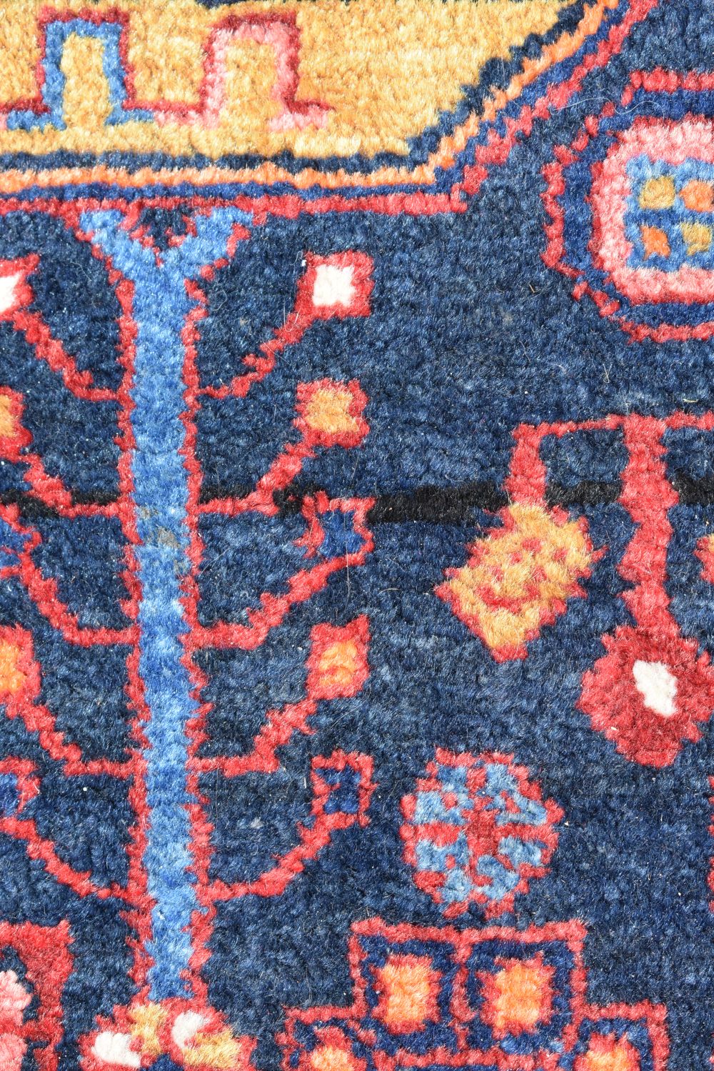A Persian Bakhtiari rug 214 x 149 cm - Image 12 of 16
