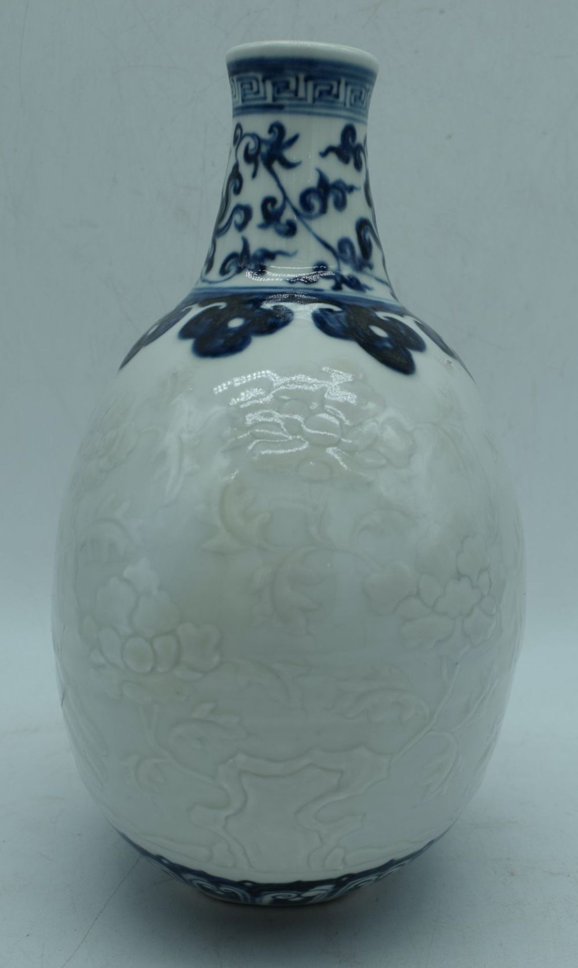 A Chinese porcelain Moon flask decorated in relief with Phoenix and foliage 29 cm. - Image 8 of 10