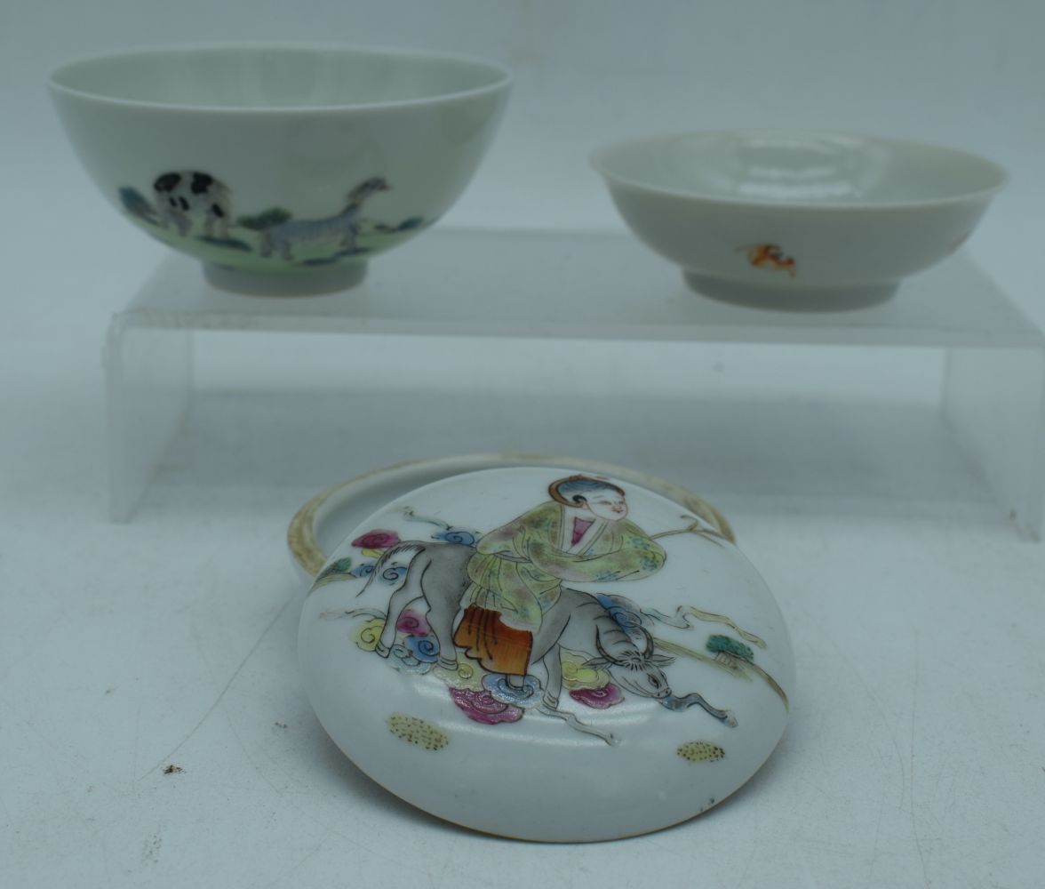 A small Chinese porcelain Famille rose cosmetic pot together with two small bowls 4 x 9 cm. (3) - Image 6 of 8