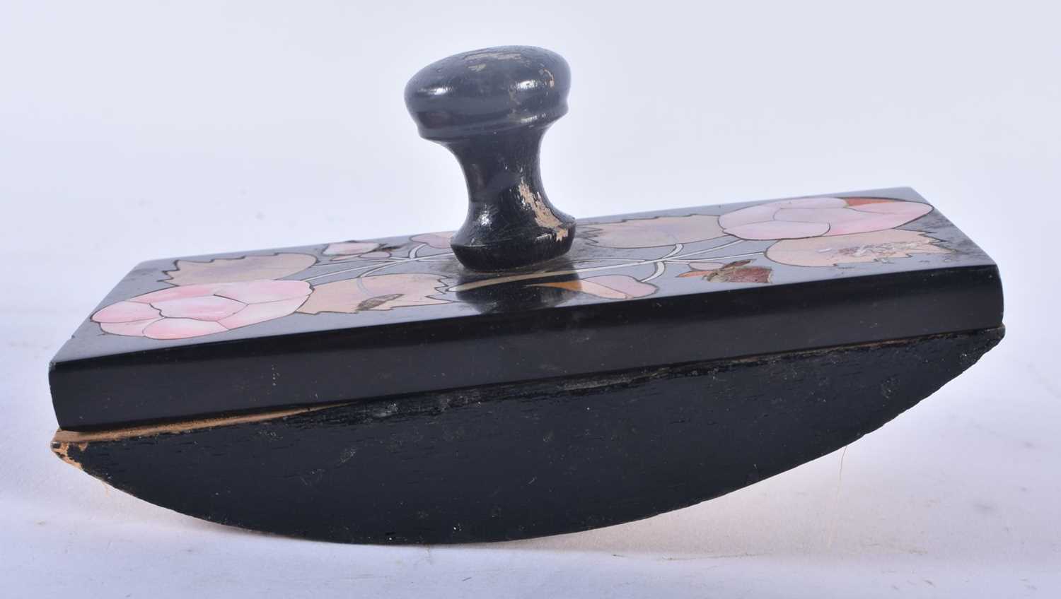 AN ANTIQUE PIETRA DURA STONE DESK BLOTTER together with a similar hexagonal floral inlaid marble - Image 3 of 3