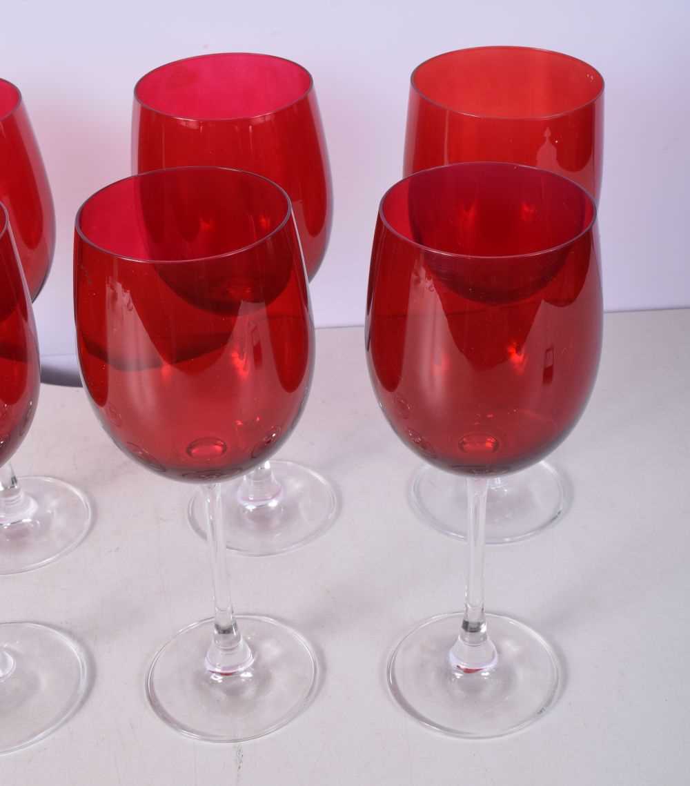 A collection of Ruby wine glasses 22 cm (8) - Image 4 of 6