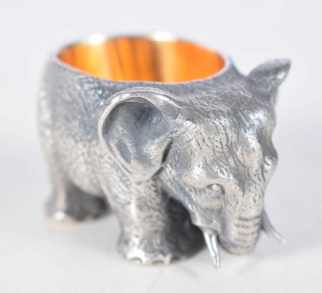 A Continental Silver Salt with Gilt Interior in the Form of an Elephant. Stamped 84, 3.2 cm x 4.8 cm - Image 2 of 4