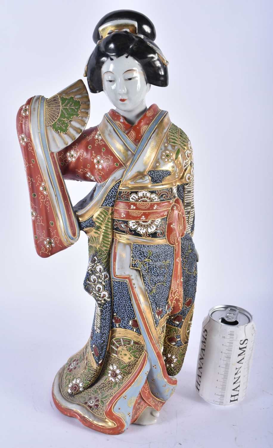 A LARGE EARLY 20TH CENTURY JAPANESE MEIJI PERIOD SATSUMA TYPE PORCELAIN FIGURE OF A GEISHA