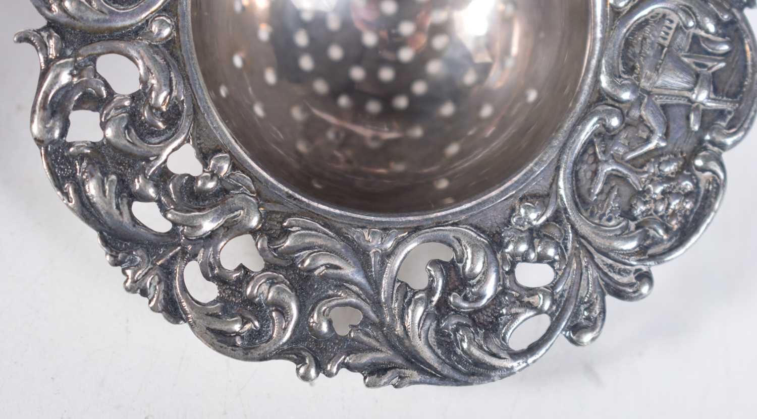 A Dutch Silver Tea Strainer with ornate decoration. 12.5 cm x 7.5 cm, weight 41g - Image 7 of 17