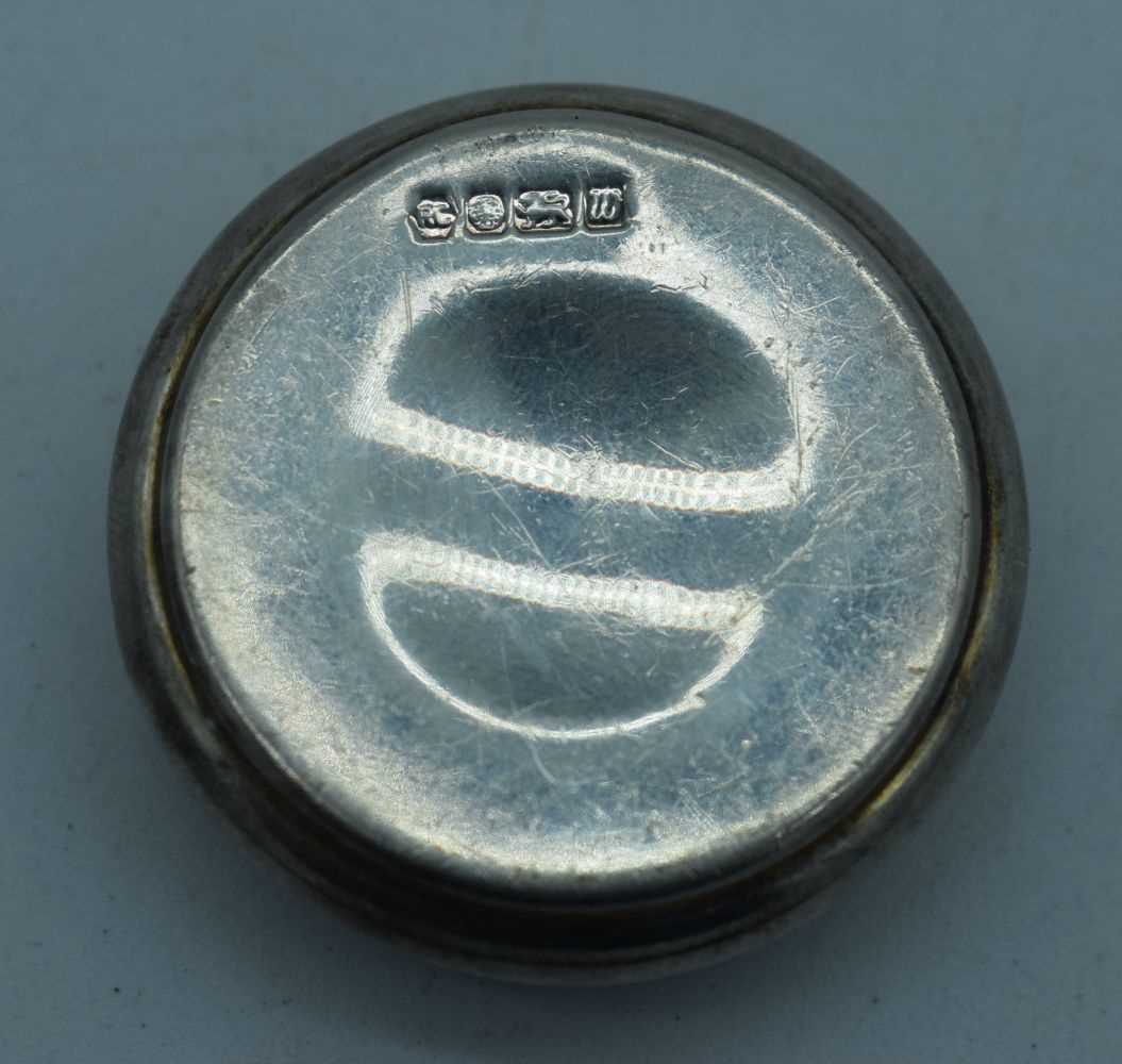 A SILVER BOX. Sheffield 1996. 25 grams. 4.5 cm diameter. - Image 2 of 3