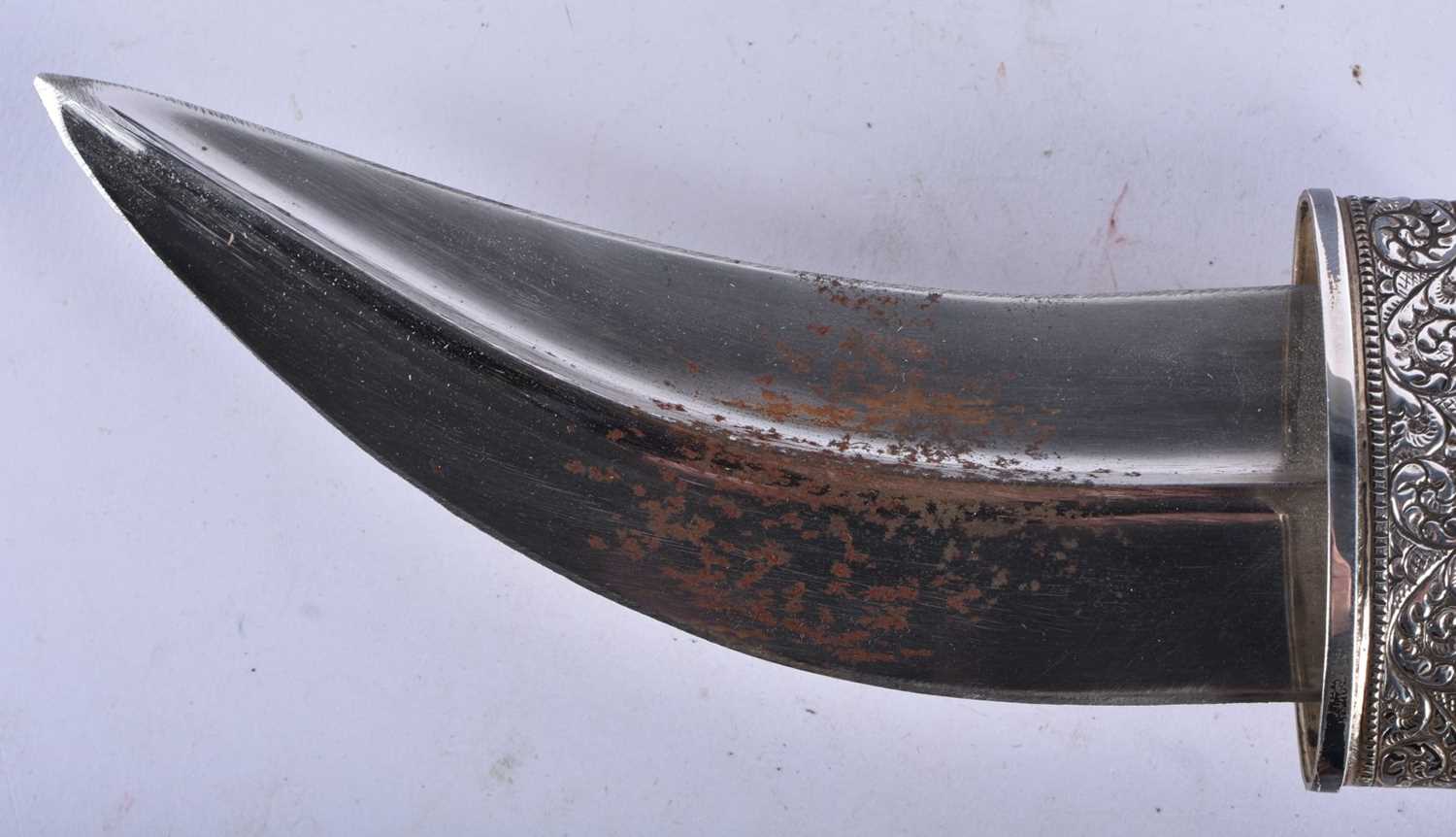 AN OMANI HORN HANDLED JAMBIYA DAGGER. 28 cm x 20 cm. - Image 3 of 4