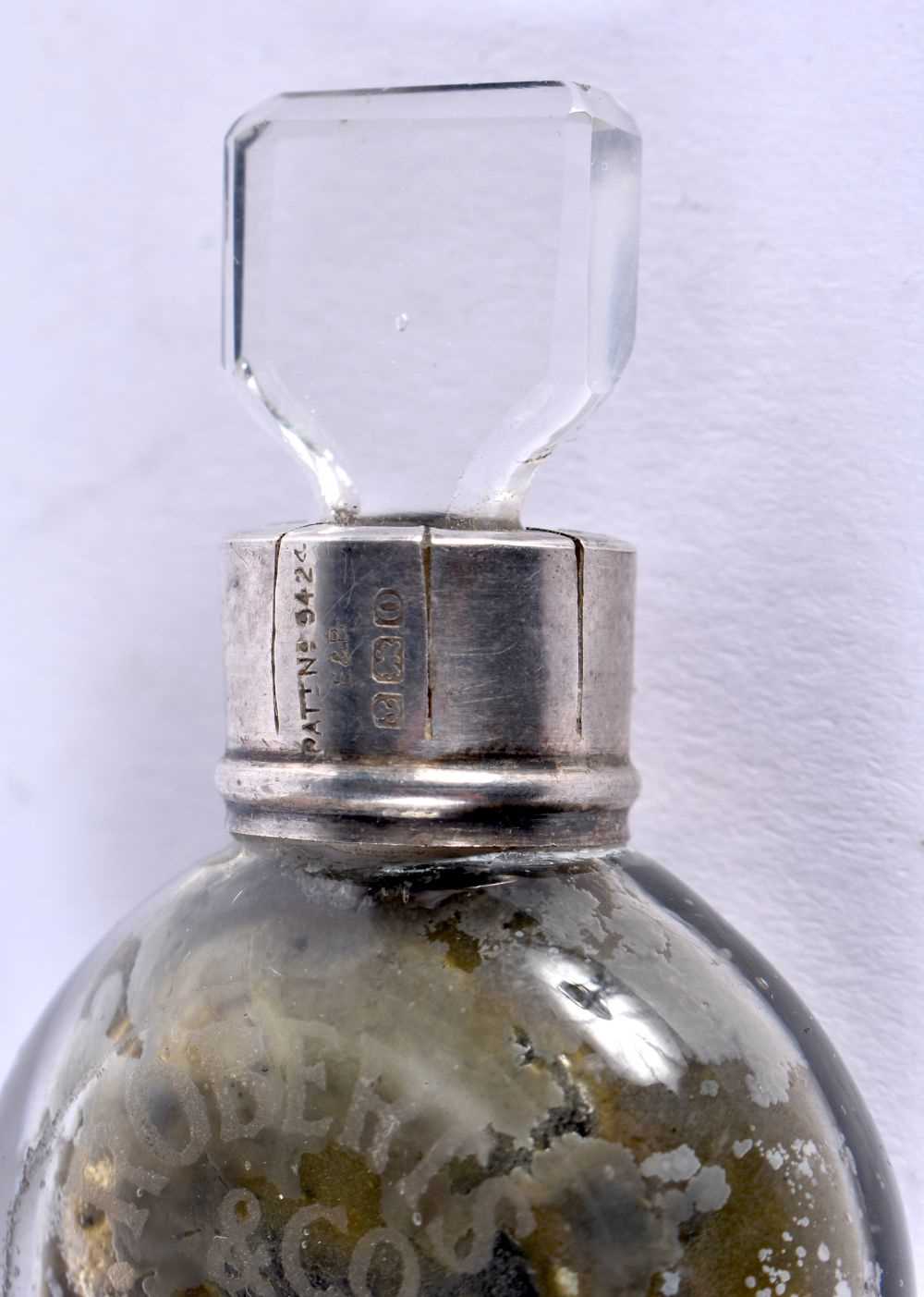 An Edwardian Silver Top Scent Bottle for Roberts & Co of Paris and London in a Leather Case. - Image 5 of 8