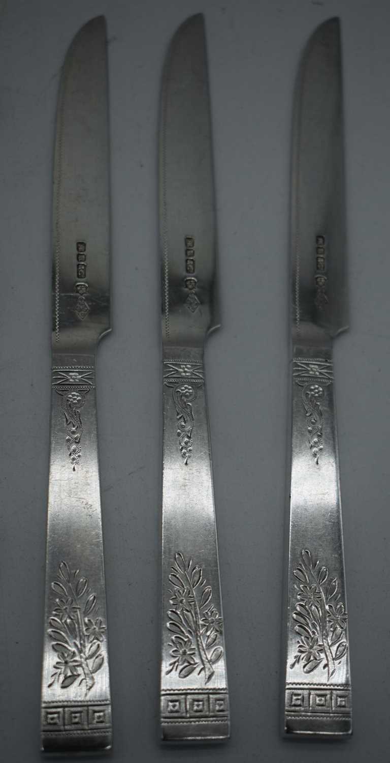 A SET OF SIX ENGLISH AESTHETIC MOVEMENT SILVER PLATED KNIVES AND FORKS. 426 grams. 19.5 cm long. ( - Image 3 of 4