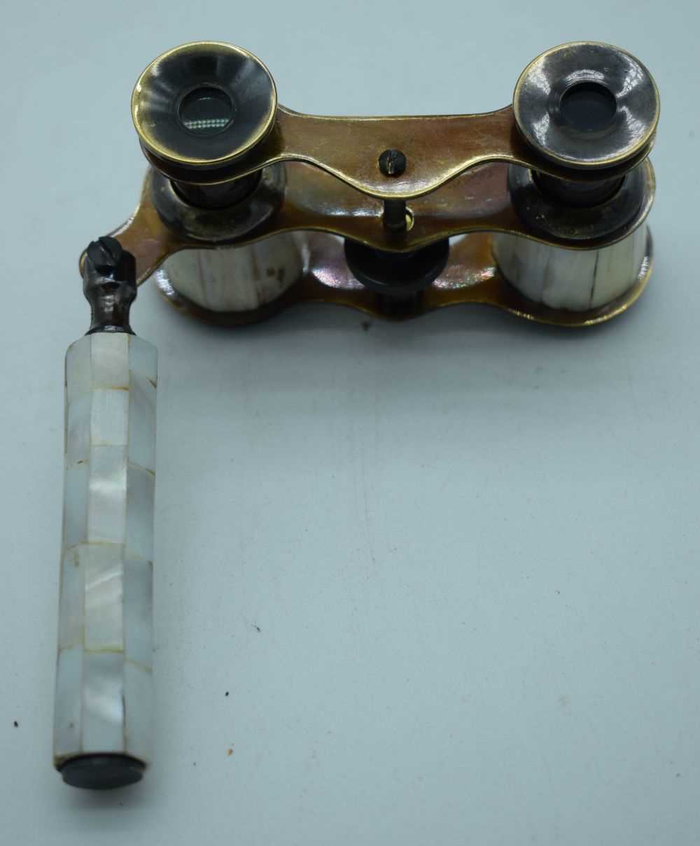 A PAIR OF MOTHER OF PEARL OPERA GLASSES. 19 cm x 4 cm extended. - Image 3 of 3