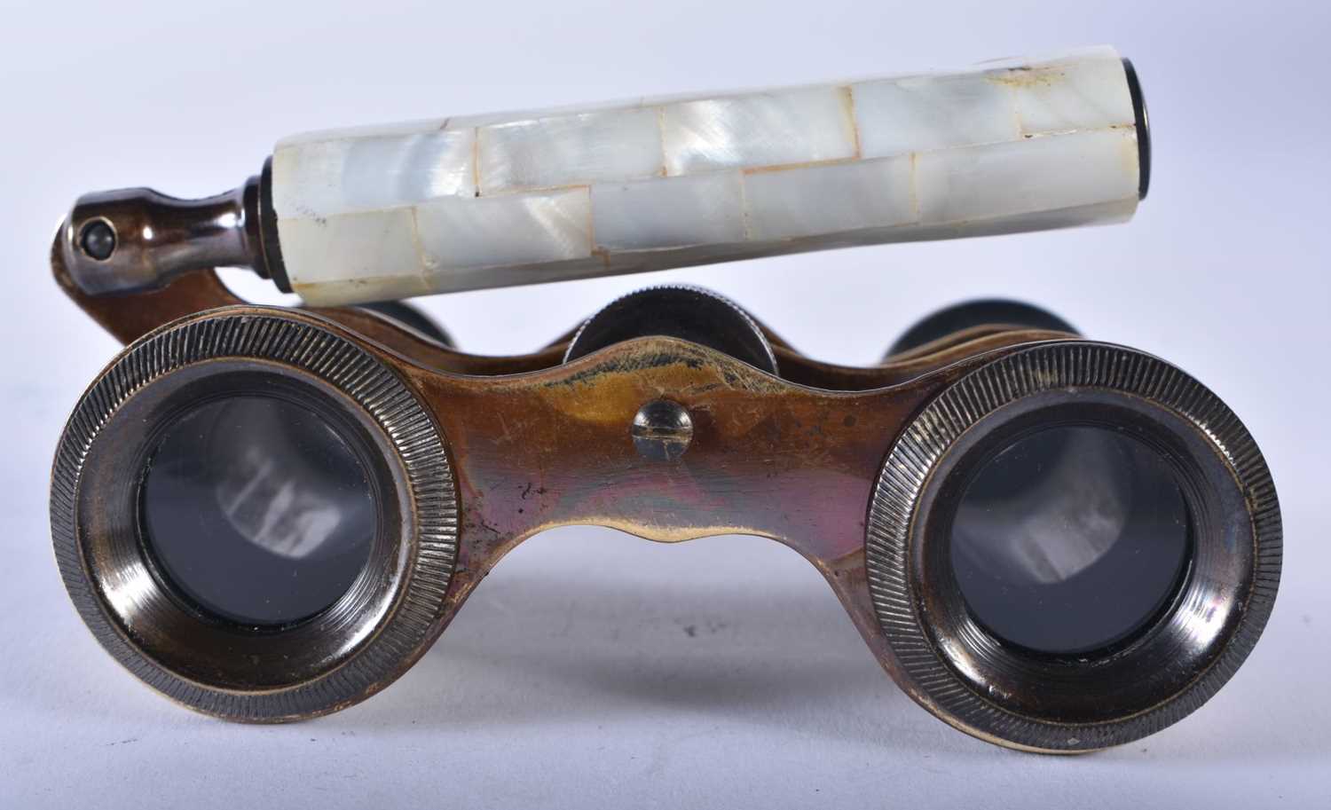 A PAIR OF MOTHER OF PEARL OPERA GLASSES. 18cm wide extended. - Image 4 of 5