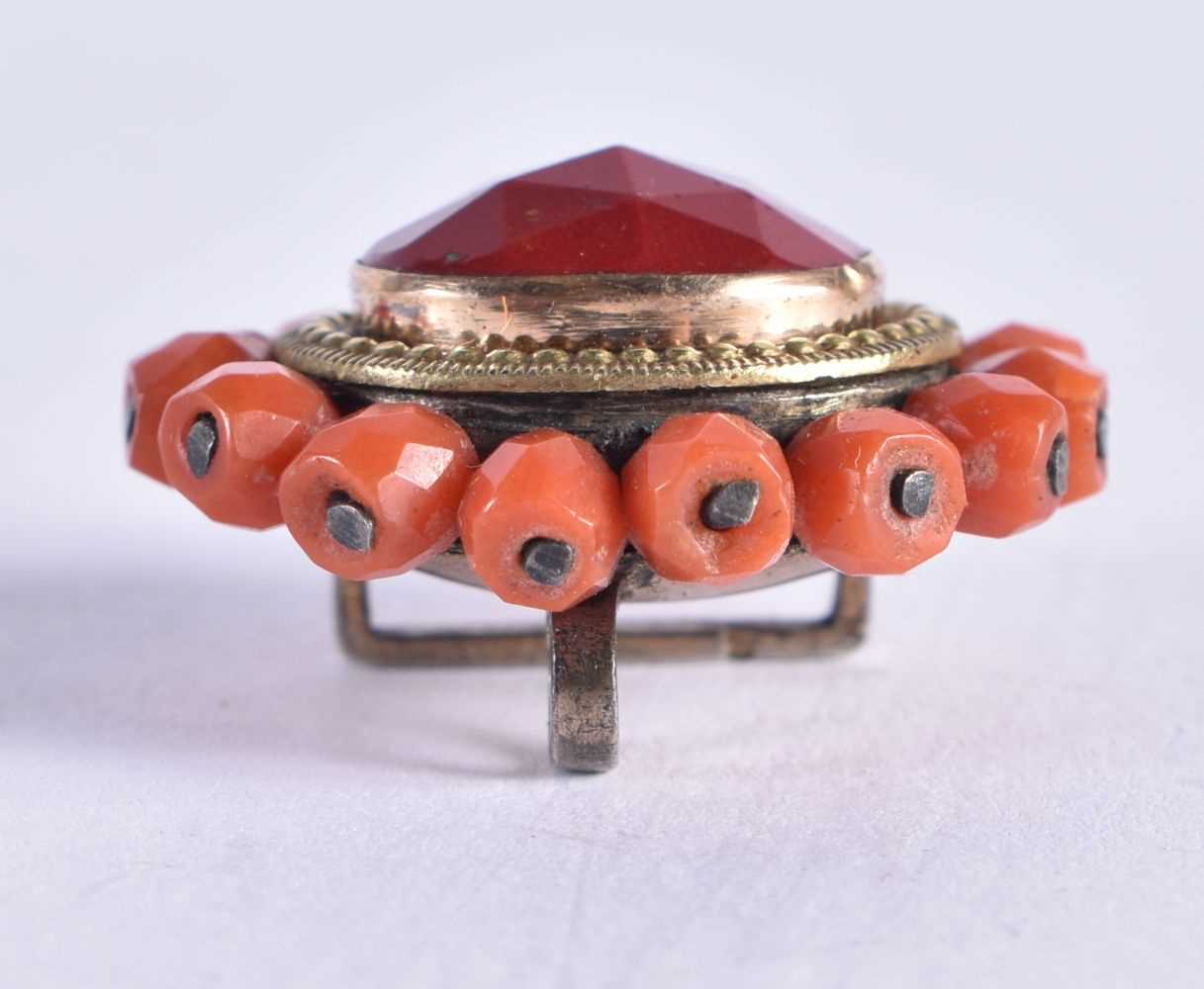 A Chinese Coral Brooch with Yellow Metal Marks. 2.3 cm x 2.1cm, weight 4.6g - Image 3 of 3