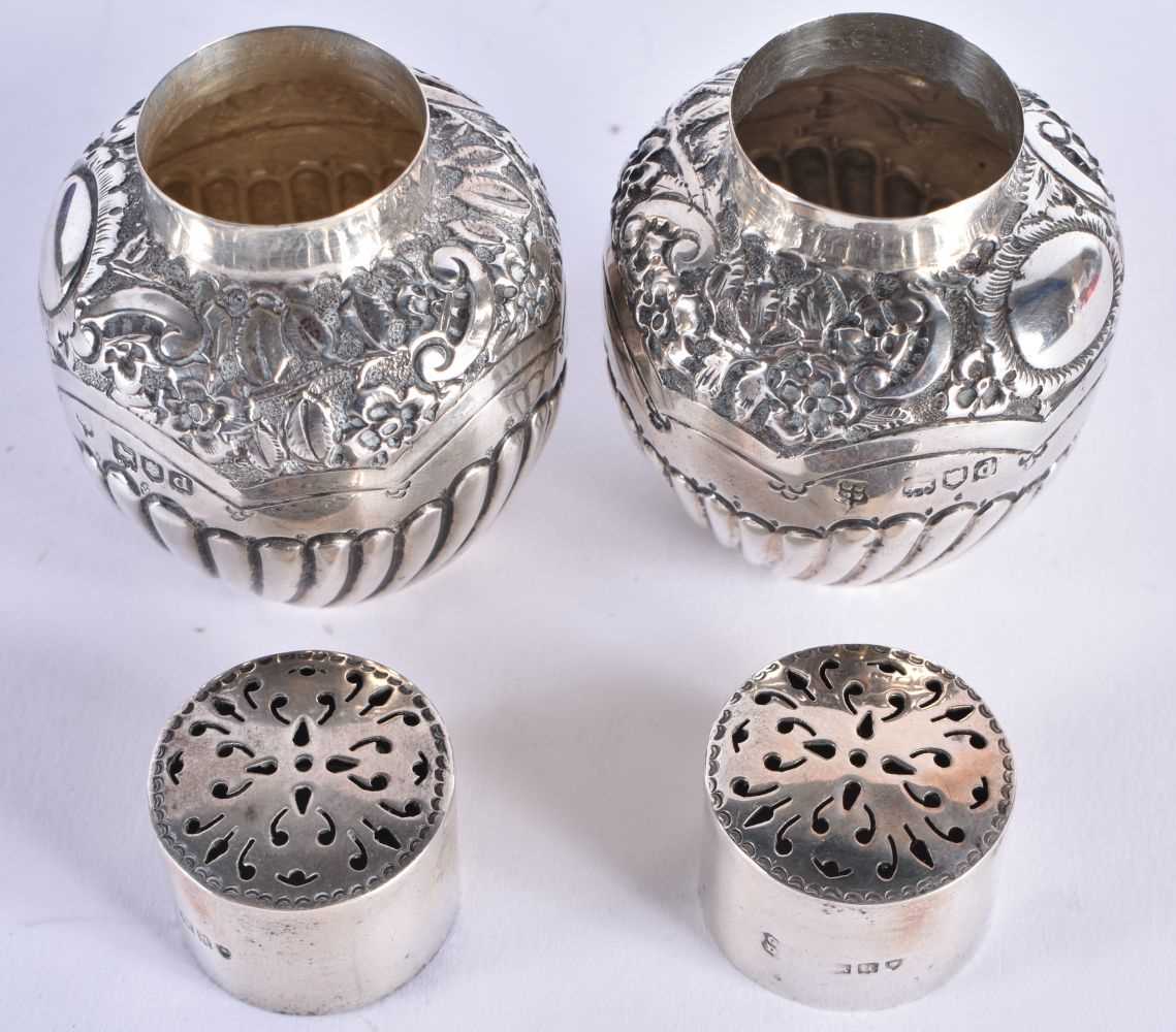 A CASED PAIR OF SILVER CONDIMENTS. London 1899. 71.4 grams. 6 cm x 4.5 cm. - Image 3 of 4