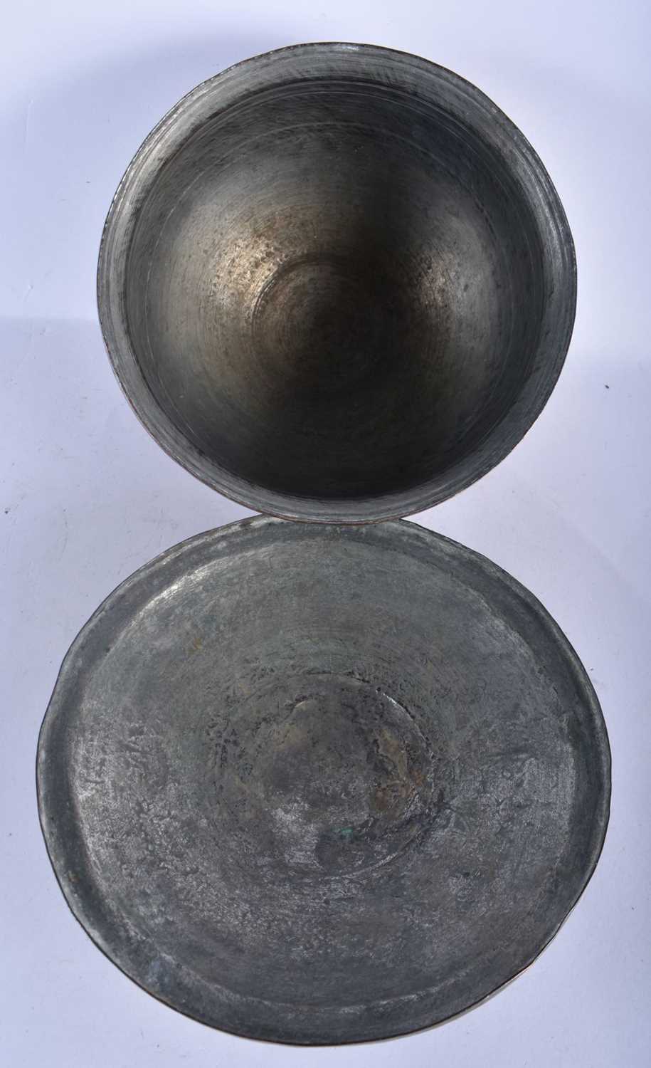 A 16TH/17TH CENTURY PERSIAN ISLAMIC MIDDLE EASTERN BRONZE COPPER ALLOY BOWL AND COVER decorated - Image 9 of 10