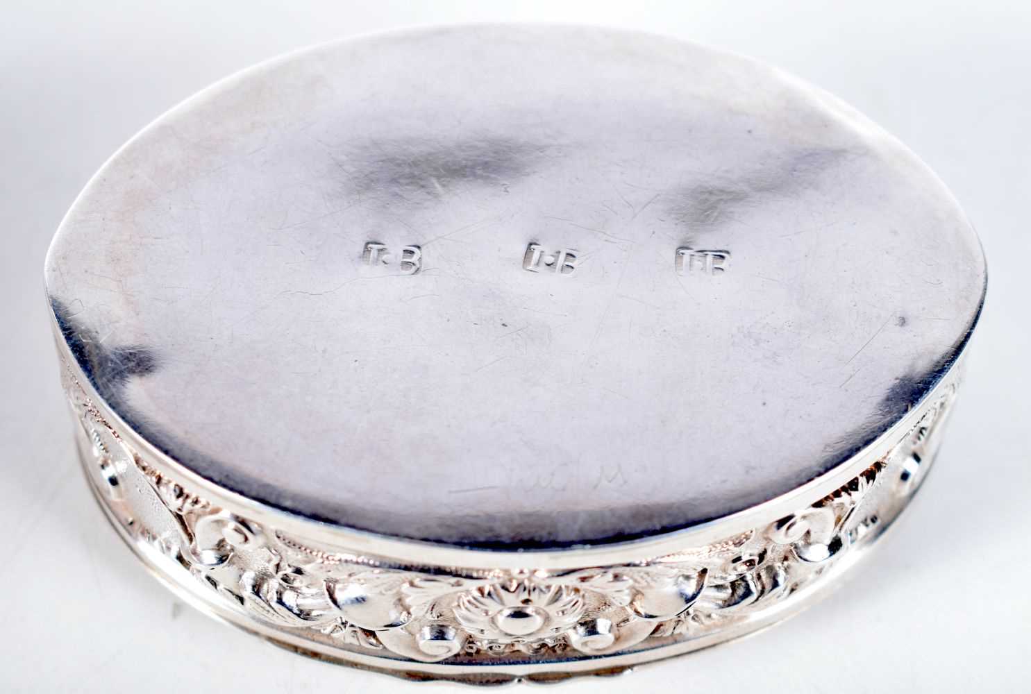 A RARE 18TH CENTURY SCOTTISH PROVINCIAL SILVER SNUFF BOX by John Baillie of Inverness. 61 grams. 8 - Image 2 of 3