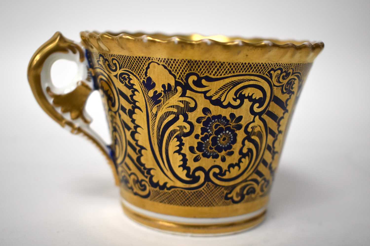 FOUR EARLY 19TH CENTURY LARGE CHAMBERLAINS WORCESTER COFFEE CUPS of varying designs. Largest 8 cm - Image 23 of 24