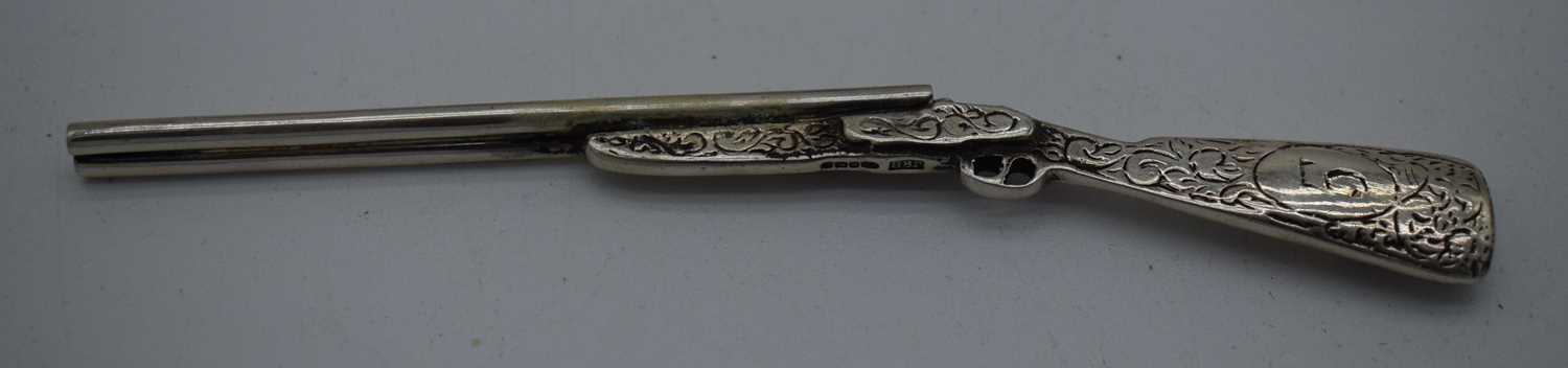 A LOVELY SET OF TWELVE ENGLISH SHEFFIELD SILVER SHOTGUN HUNTING SHOOT MARKERS. 167 grams. 12 cm x - Image 2 of 3