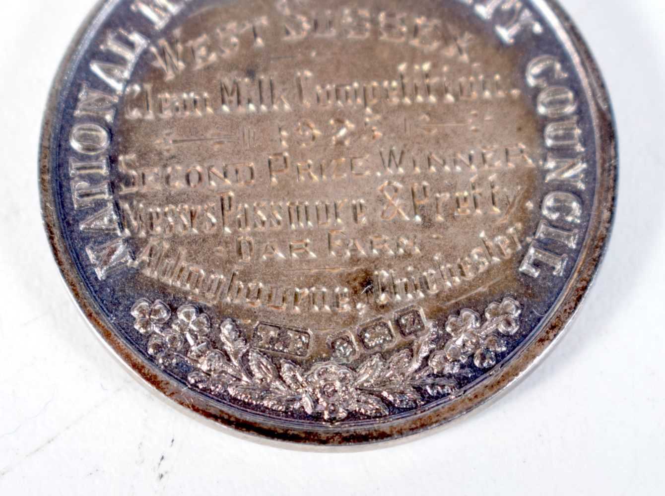A Silver Agricultural Medal by Thomas Fattorini. Hallmarked Birmingham 1924. 3.2 cm diameter, weight - Image 4 of 4