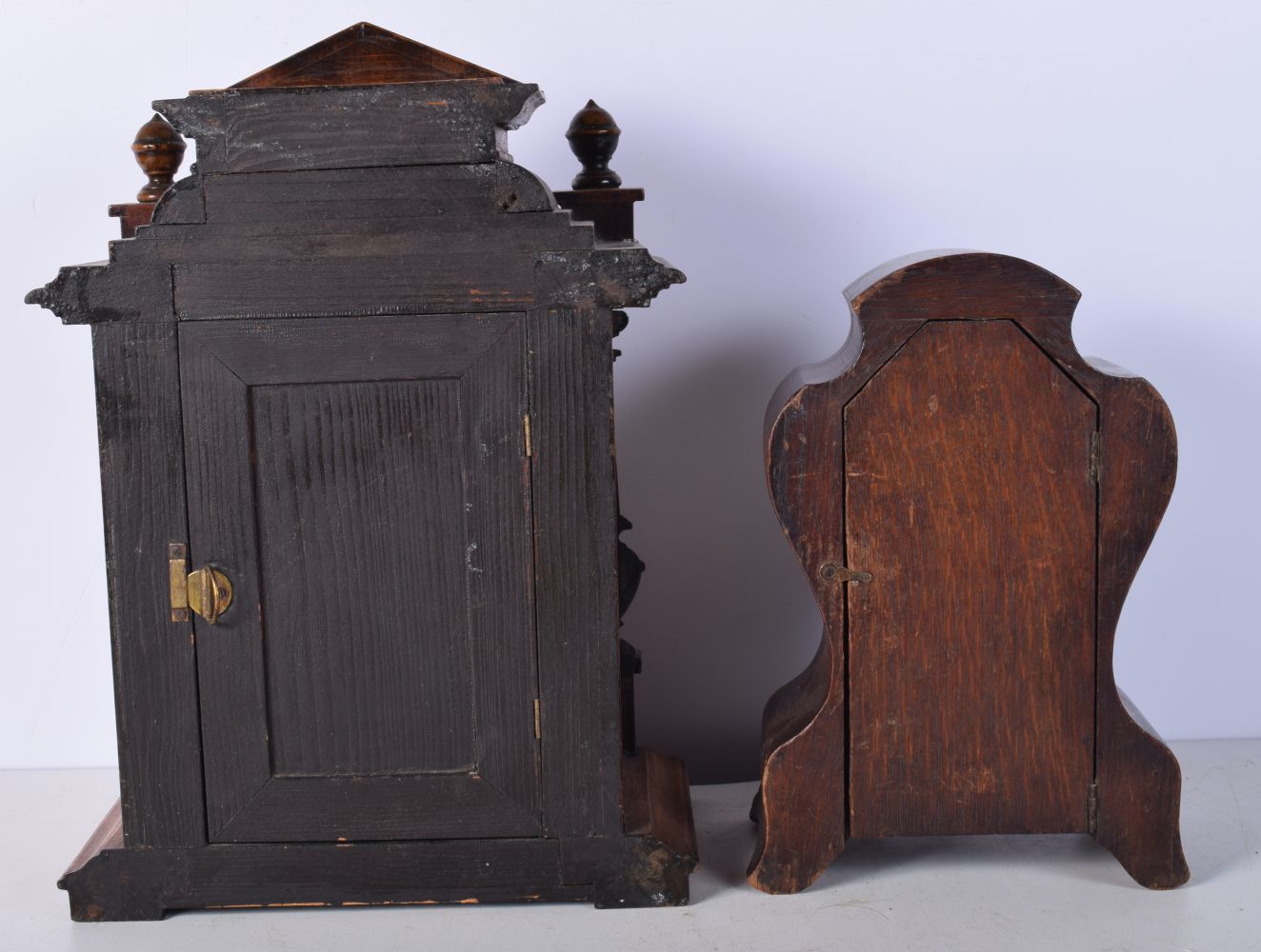 An antique wooden inlaid mantle clock with a porcelain face together with a carved Oak mantle clock - Image 8 of 10