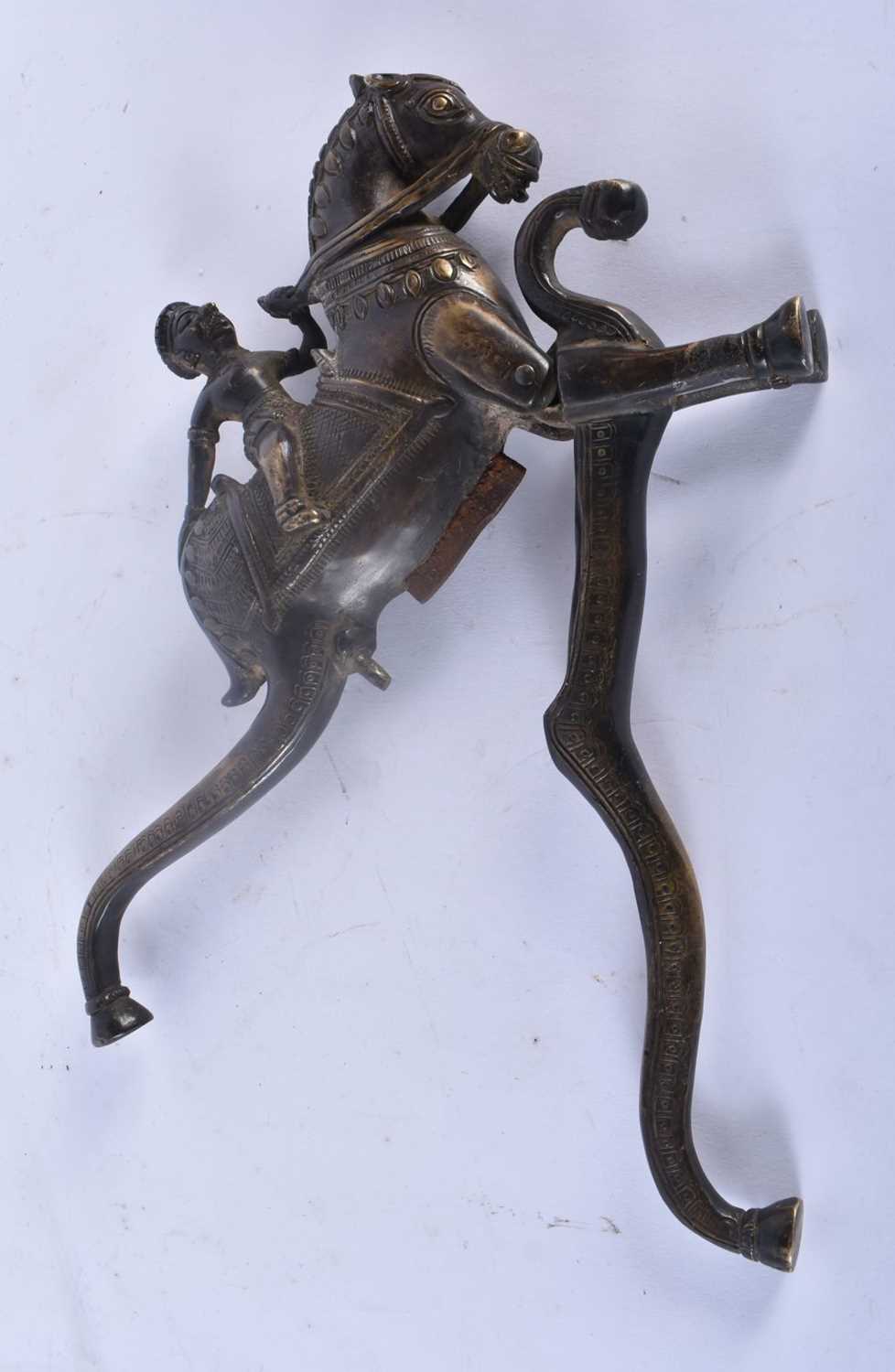A VERY UNUSUAL LARGE 18TH/19TH CENTURY MIDDLE EASTERN INDIAN BRONZE BEETLE NUT CRACKER modelled as a - Image 3 of 4