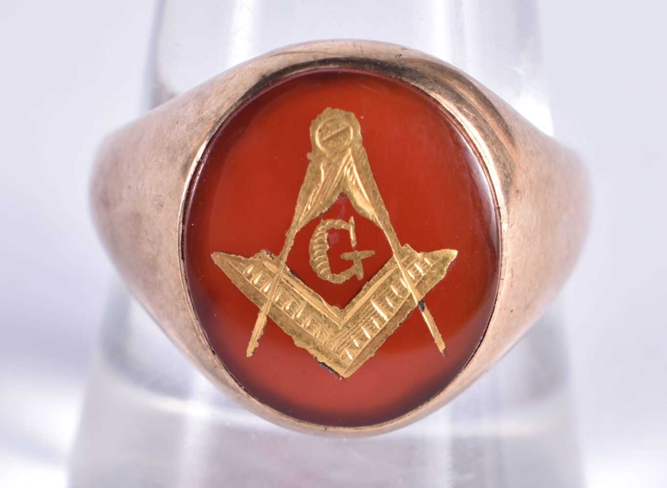 AN 18CT GOLD AND ENAMEL MASONIC RING. 6.3 grams. Q.