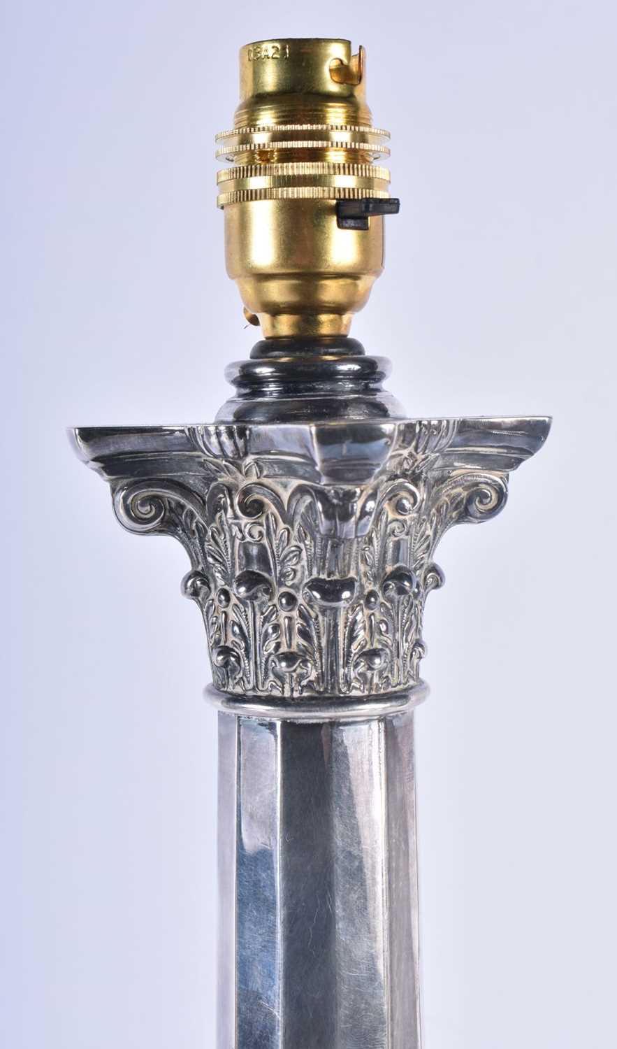 A LARGE 19TH CENTURY COUNTRY HOUSE SILVER PLATED CORINTHIAN COLUMN TABLE LAMP. 55 cm x 18cm. - Image 3 of 4