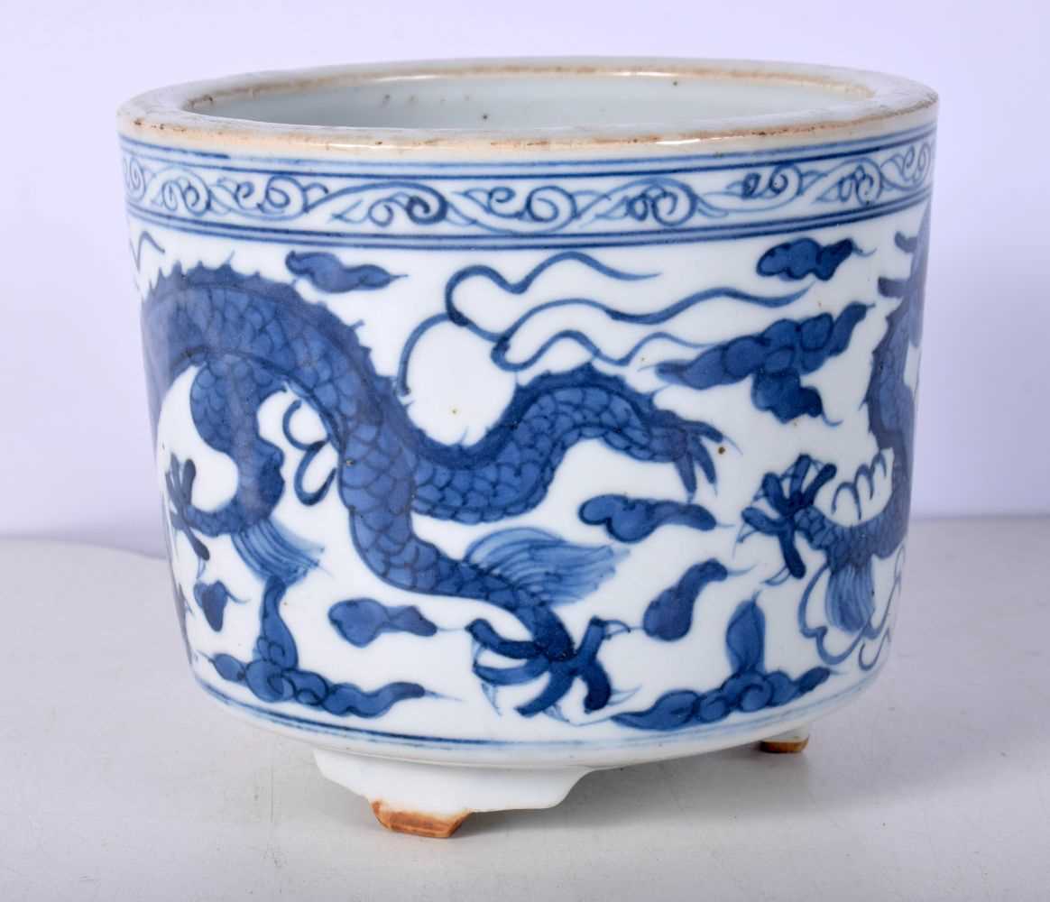 A Chinese porcelain blue and white bowl decorated with dragon 11 x 14 cm. - Image 3 of 4