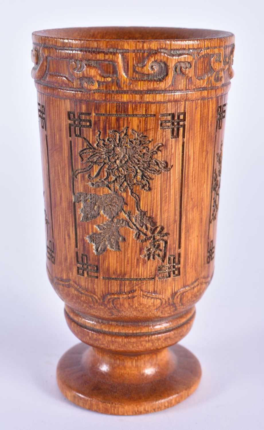 A CHINESE CARVED BUFFALO HORN TYPE BEAKER VASE 20th Century. 257 grams. 12 cm high. - Image 2 of 5