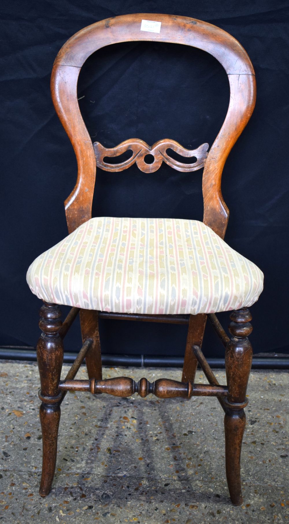 An antique oak dressing table with seven drawers together with a Balloon back Chair 78 x 121 x 50 cm - Image 17 of 20