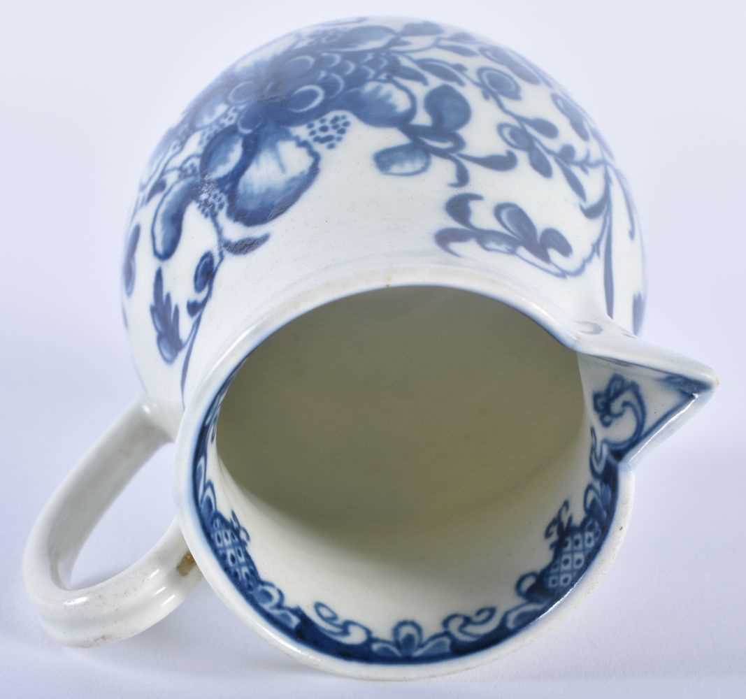 AN 18TH CENTURY WORCESTER BLUE AND WHITE PORCELAIN SPARROW BEAK JUG painted with floral sprays. 9 cm - Image 3 of 4