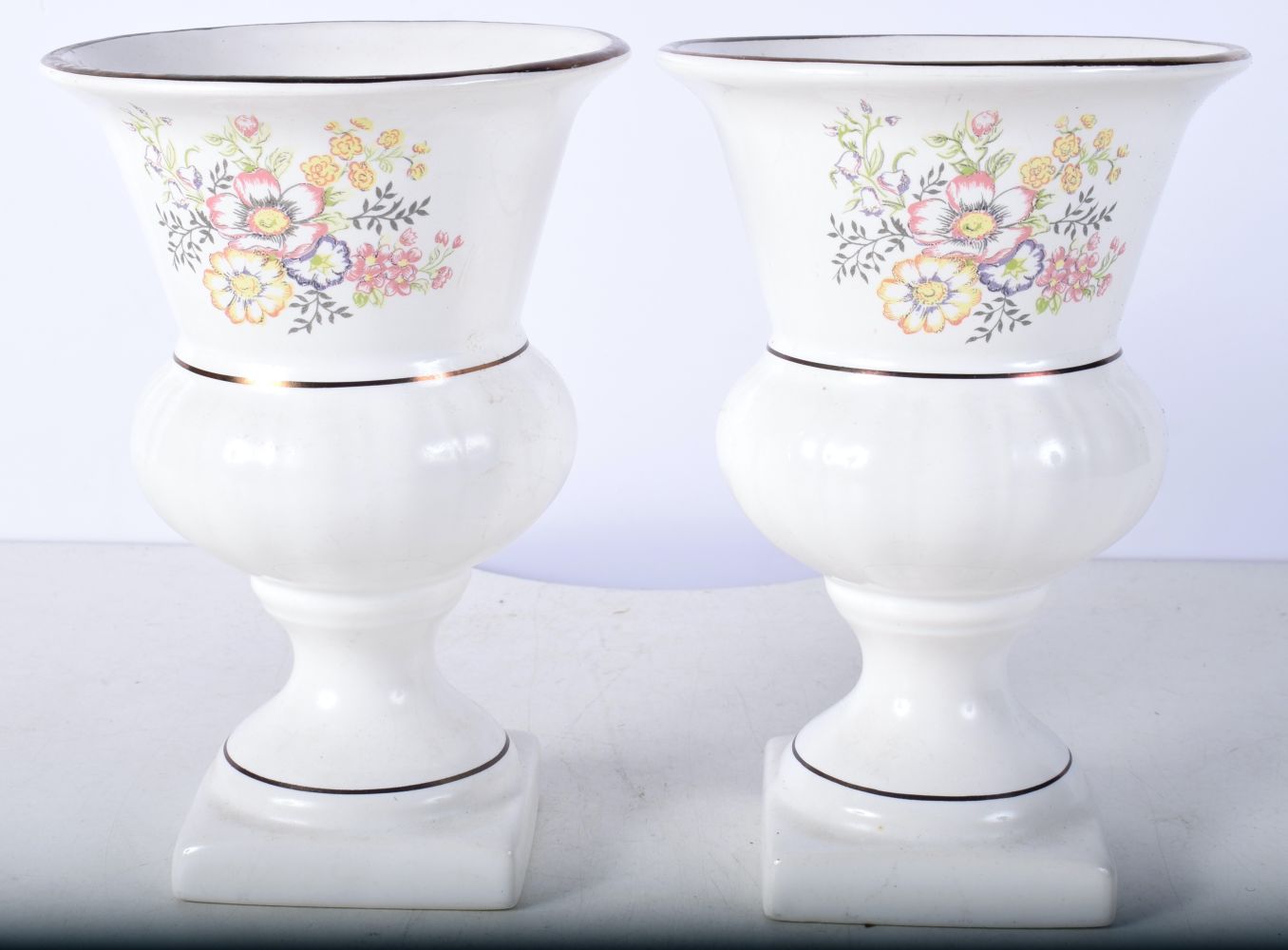 A pair of German porcelain Urns 20 cm (2). - Image 5 of 6