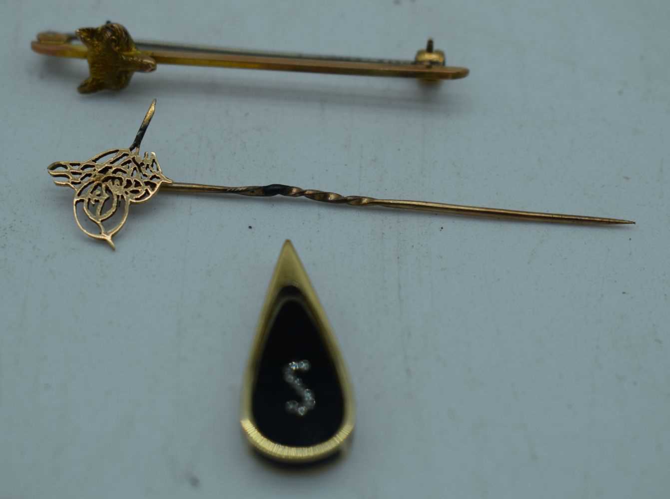 A 9CT GOLD TIE PIN etc. 4.5 grams. (3)