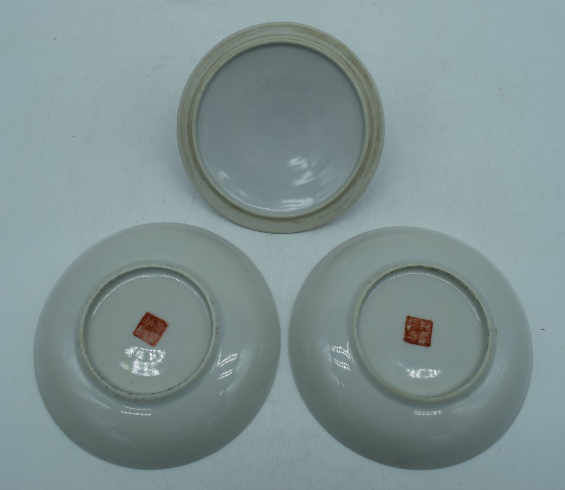 A pair of Chinese porcelain Famille Rose dishes together with a vase cover 14 cm. (3). - Image 6 of 6