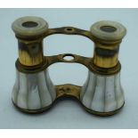 A PAIR OF MOTHER OF PEARL OPERA GLASSES. 9 cm x 8 cm extended.