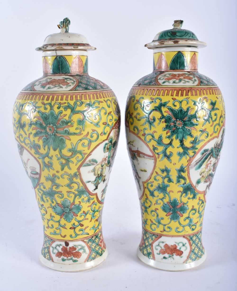 A PAIR OF 19TH CENTURY CHINESE FAMILLE JAUNE PORCELAIN VASES AND COVERS Qing, painted with figures - Image 2 of 5