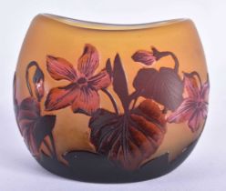 A SMALL CAMEO GLASS VASE. 8 cm x 8 cm.