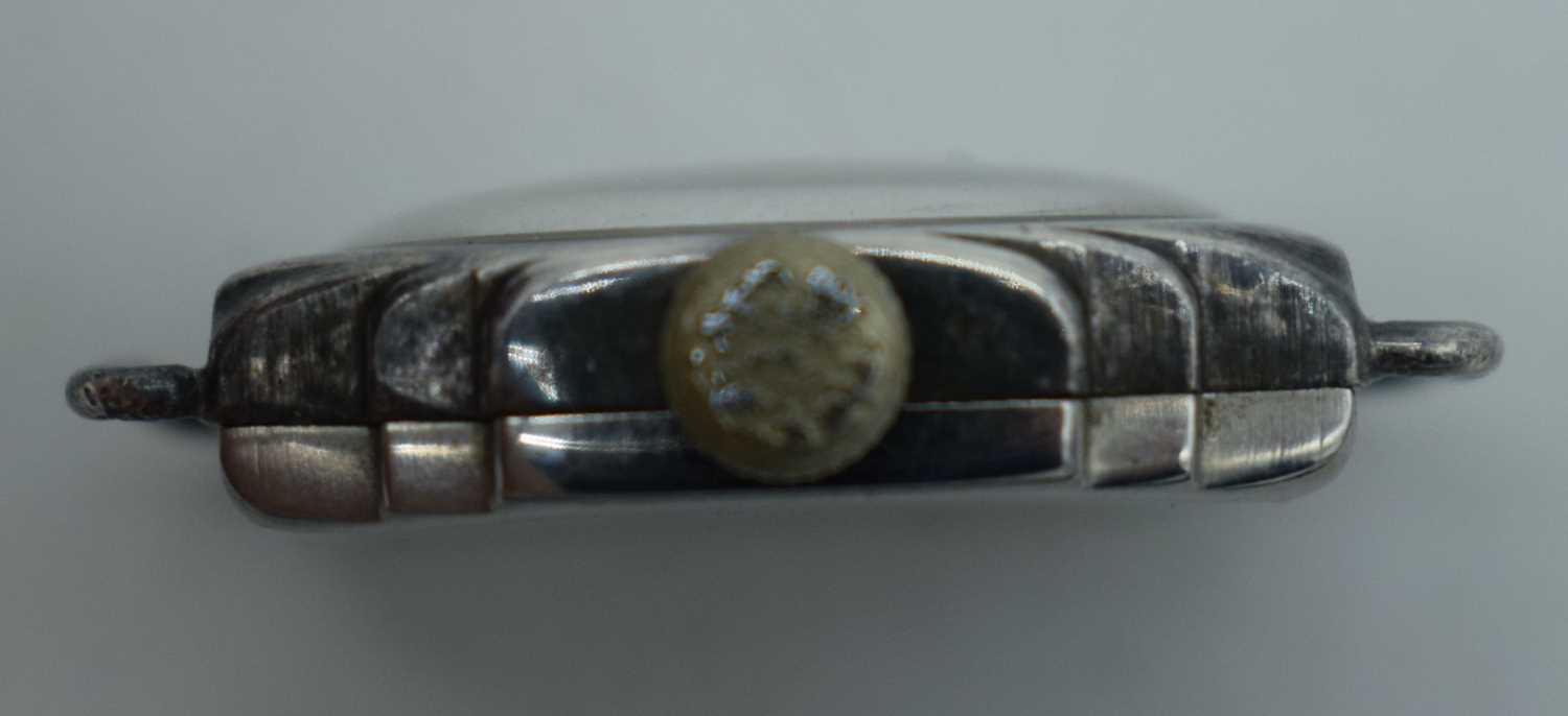 AN ART DECO WATCH. 2.75 cm wide inc crown. - Image 3 of 3